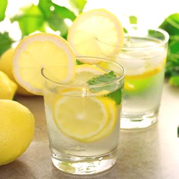 Pijte vodu s citronem a postarejte se o své zdraví!
