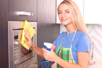 Jak čistit mikrovlnnou troubu doma rychle a efektivně